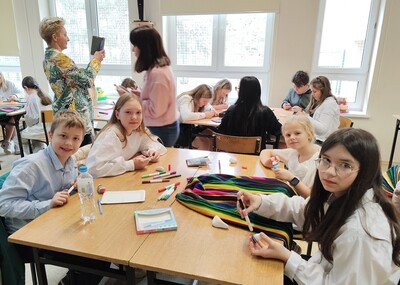 Uczestnicy konkursu w sali lekcyjnej podczas wykonywania zadania konkursowego.