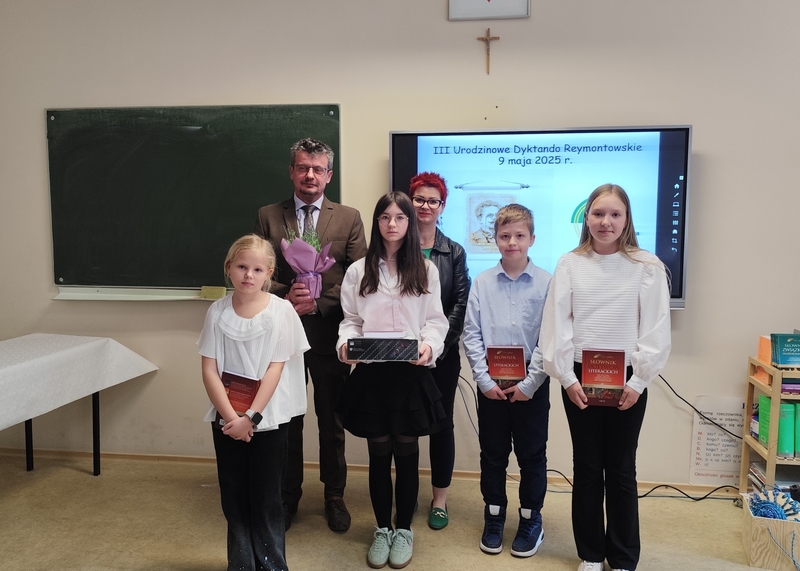 Uczestnicy konkursu w sali lekcyjnej w towarzystwie nauczyciela prowadzącego oraz Burmistrza Miasta Tuszyna