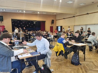 Widok na salę w której znajdują się uczestnicy turnieju w czasie rozgrywek.