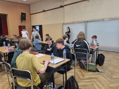 Widok na salę w której znajdują się uczestnicy turnieju w czasie rozgrywek.