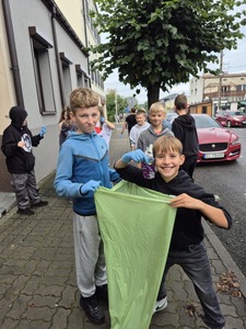 Uczniowie klasy 6a sprzątający ulice naszego miasta.
