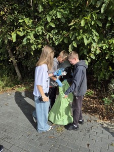 Uczniowie klasy 6a sprzątający ulice naszego miasta.