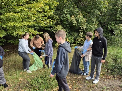 Uczniowie klasy 6a sprzątający ulice naszego miasta.