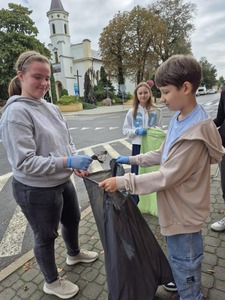 Uczniowie klasy 6a sprzątający ulice naszego miasta.