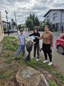 Uczniowie klasy 6a sprzątający ulice naszego miasta.