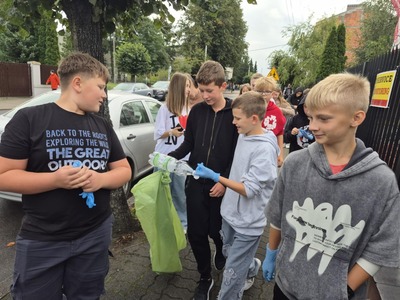 Uczniowie klasy 6a sprzątający ulice naszego miasta.