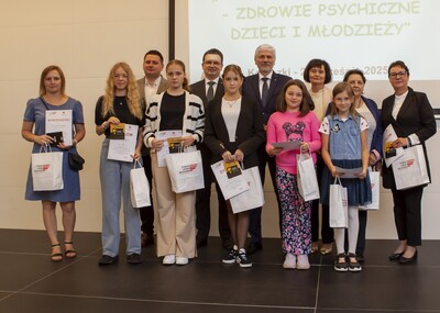 Zdjęcie grupowe nagrodzonych uczestników wraz z opiekunami.