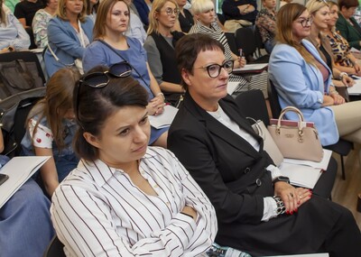 Pani Dyrektor podczas konferencji w towarzystwie innych uczestników.
