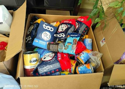 Kartony z karmą dla zwierząt.