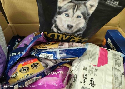 Kartony z karmą dla zwierząt.