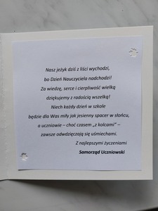 Życzenia  dla nauczycieli w kartce  wykonanej przez uczniów.