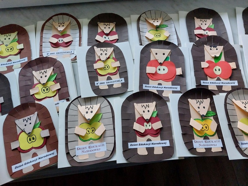 Kartka z jeżykiem z okazji Dnia Edukacji Narodowej
