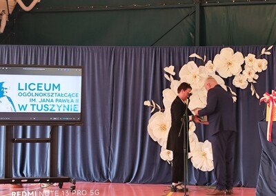 Pani dyrektor  otrzymująca podziękowania od dyrektora Liceum. 