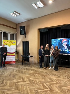 PNI DYREKTOR WRAZ Z UCZENICAMI W OBECNOŚCI OSOBY PROWADZĄCEJ PROJEKT.