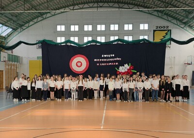 Chór szkolny występujący przed społecznością szkolną.