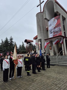 Uczniowie ze Sztandarem szkoły przed Kościołem Św. Krzysztofa w Tuszyn Lesie.