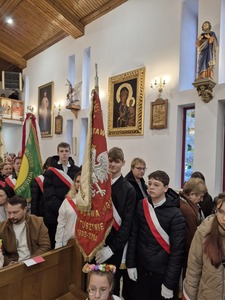 Poczet Sztandarowy Szkoły wśród innych reprezentantów na mszy świętej   w kościele Św. Krzysztofa w Tuszyn Lesie