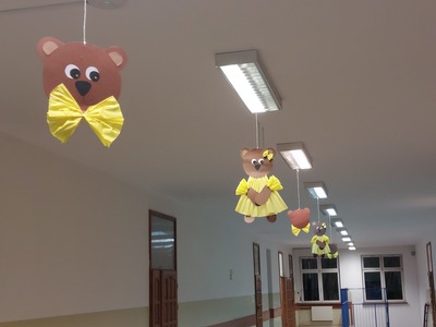 Dekoracja  na korytarzu szkolnym przedstawiająca misie.
