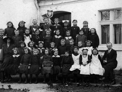 Uczennice wraz z ówczesnym kierownikiem szkoły Władysławem Józefowiczem z małżonką w roku 1924.