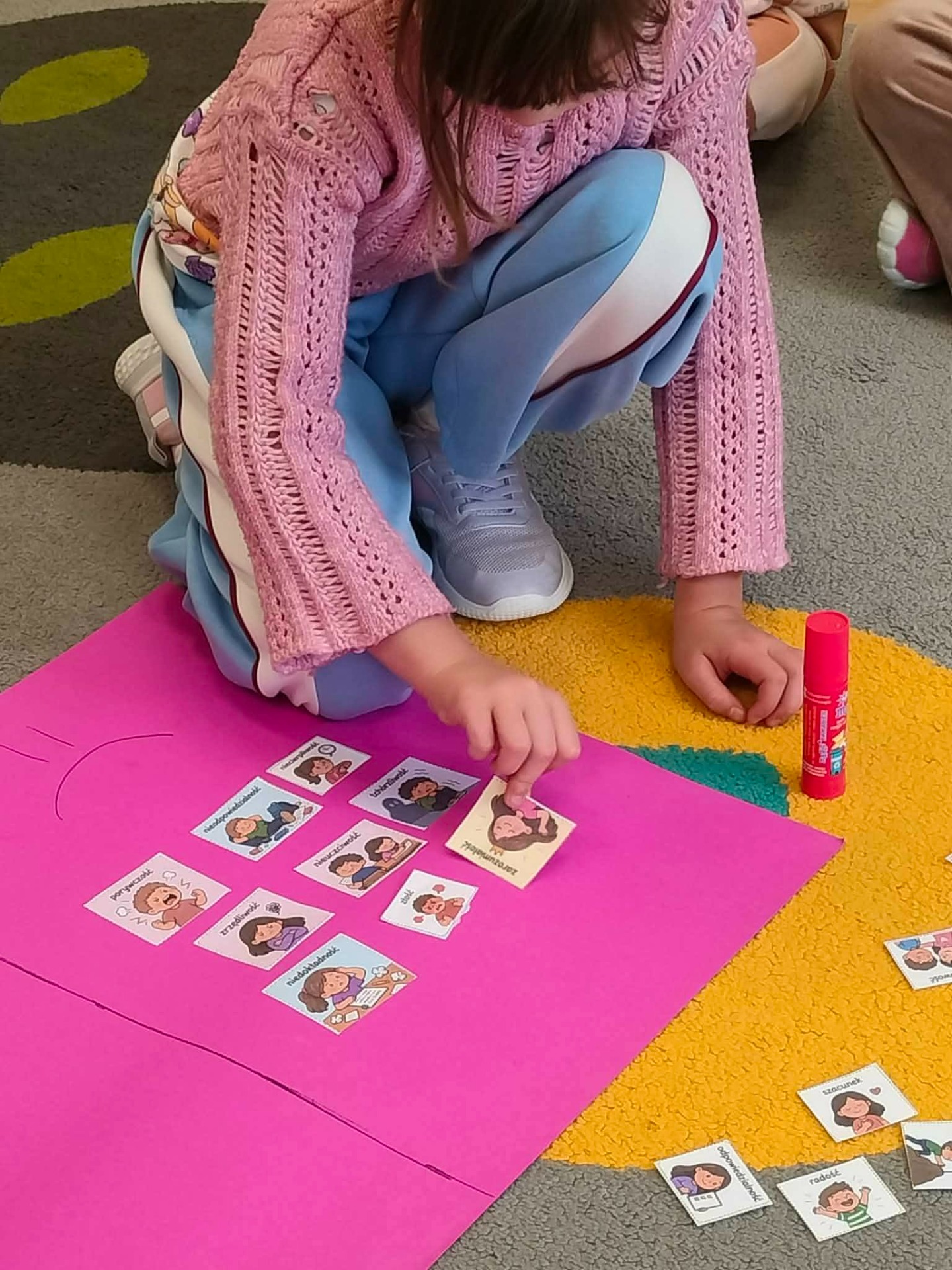 Zerówka w SP Małocice rozpoczęła projekt edukacyjny „Sztuka przyjaźni według Muminków”