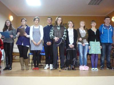 WIGILIA 2011 r. Uczniowie klasy II PG , w ramach projektu edukacyjnego, przygotowali spektakl n