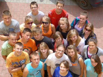 Budynek szkoły i uczniowie poszczególnych klas.