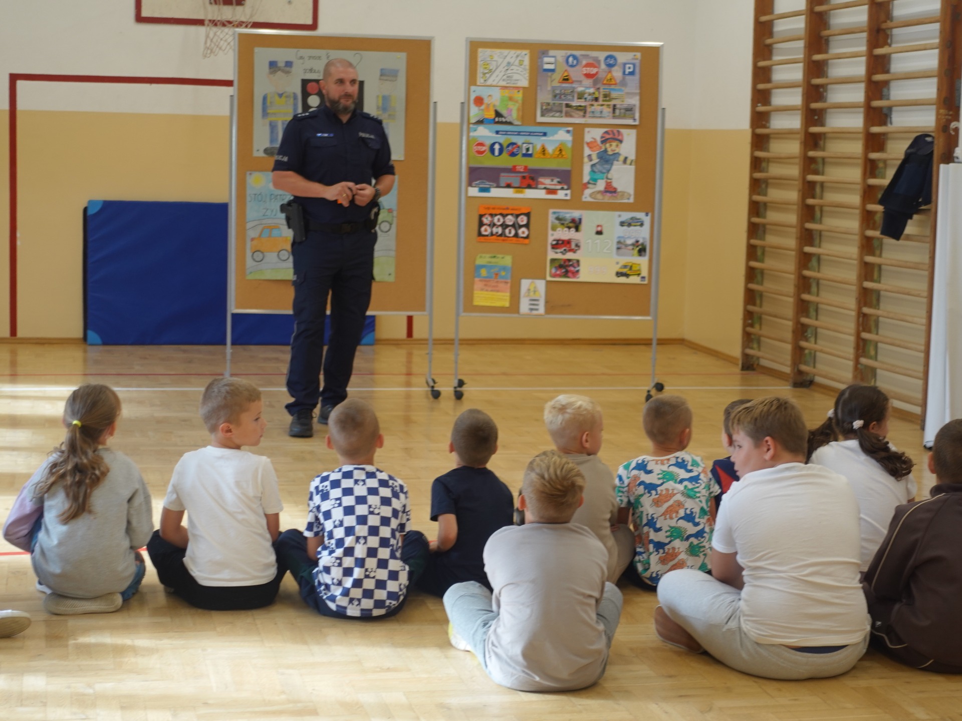 Spotkanie z policjantami o bezpiecznej drodze do szkoły w Szkole Podstawowej w Trębkach