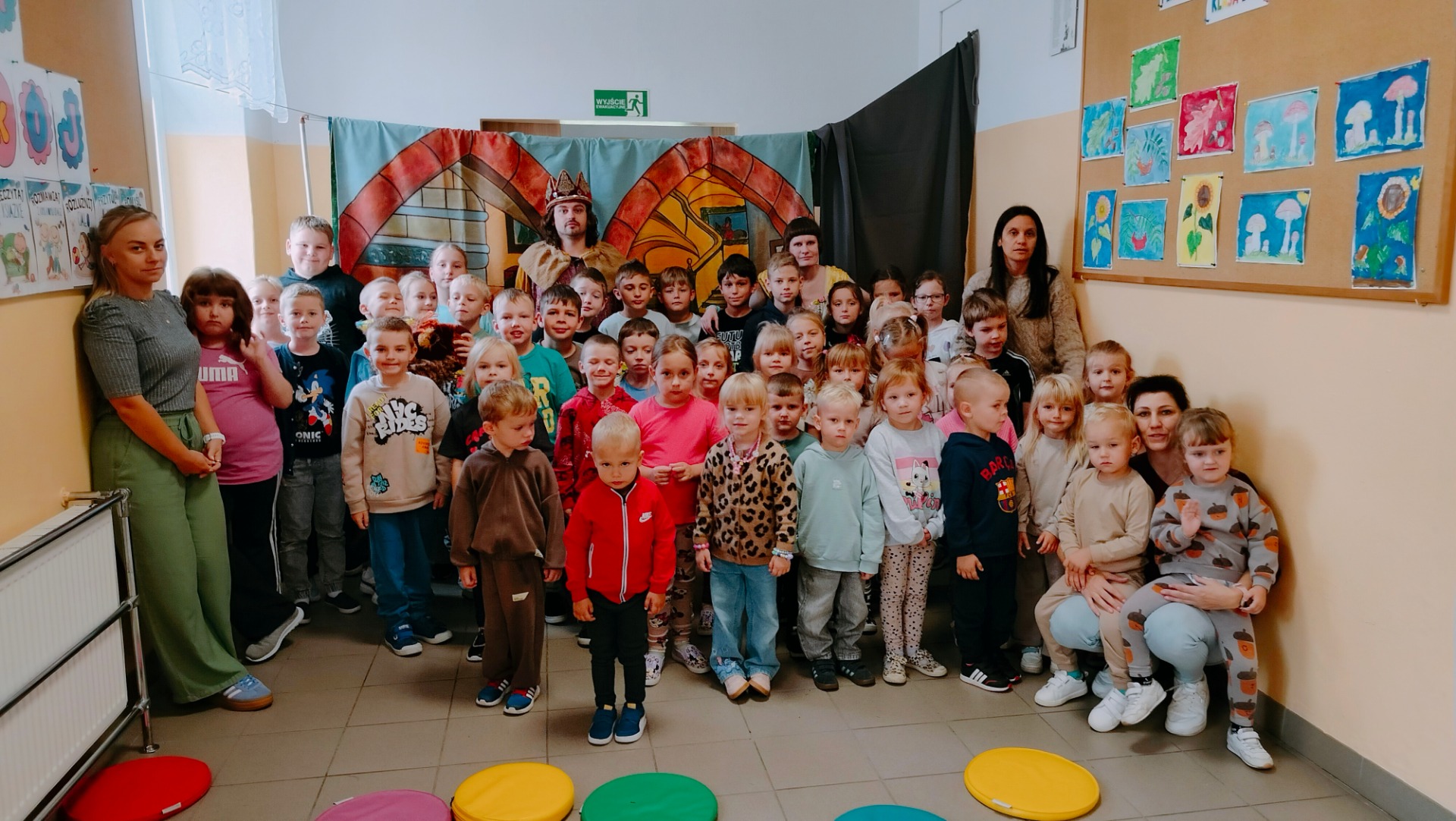 Przedszkolaki i uczniowie klas I–II obejrzeli „Piękną i Bestię” w wykonaniu teatru KRAK-ART