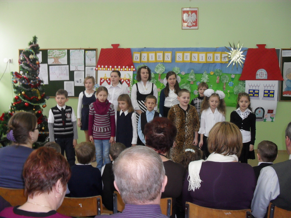 Dzień Seniora 2011. Dominik Olechny, Wiktoria Nawój, Monika Gdowska, Ilona Stankiewicz, Anita Maliga, Aleksandra Biedroń, Kacper Tryt, Weronika Schab, Dominik Majerczyk, Aleksandra Wajda, Monika Majerczyk i Klaudia Grabczyńska.