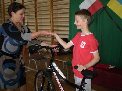 Pierwsze gratulacje od Pani Dyrektor Szkoły oraz wręczenie nagrody głównej - roweru górskiego.