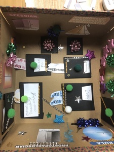 Lapbook papierowy z informacjami o bryłach.