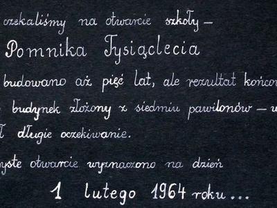 Informacja - otwarcie szkoły Pomnika Tysiąclecia odbyło się 1 lutego 1964 roku. Szkołę budowano pięć lat i budynek składa się z siedmiu pawilonów.