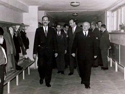 Goście zwiedzają mury nowej szkoły. Rok 1964.
