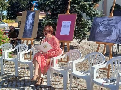 Plac Reymonta. Na jednym z krzeseł Pani Dyrektor Szkoły siedzi i czyta fragmenty &quot;Ballad i romansów&quot; Adama Mickiewicza.
