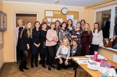 Członkowie rady pedagogicznej w pokoju nauczycielskim.