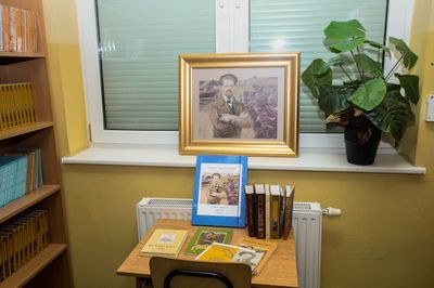 Kącik Reymonta w bibliotece szkolnej. Na parapecie okiennym i na stoliku portrety Reymonta oraz publikacje literackie patrona.