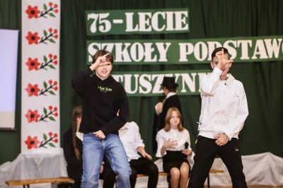 Scena na sali gimnastycznej. W centralnej części dwaj chłopcy tańczący hip - hop.