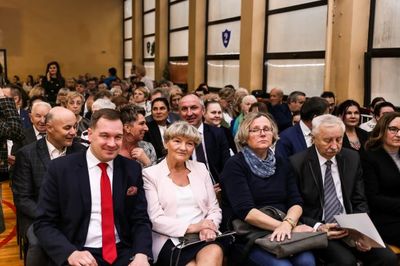 Widownia. Wśród gości przedstawiciele gminy i powiatu oraz byli dyrektorzy szkoły.