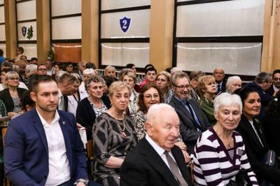 Widownia. Wśród gości absolwenci i byli pracownicy szkoły.