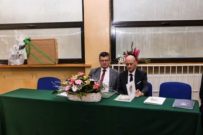 Stół prezydialny, przy którym siedzą Burmistrz Miasta Tuszyna Witold Małecki oraz Przewodniczący Rady Miejskiej Andrzej Małecki.