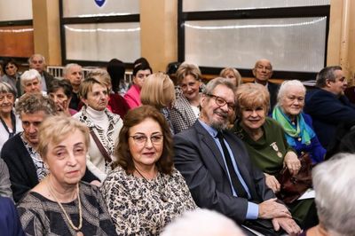 Widownia. Wśród gości absolwenci i byli pracownicy szkoły.