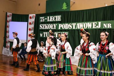 Na scenie, w strojach ludowych, Zespół Pieśni i Tańca "Rzgowianie".