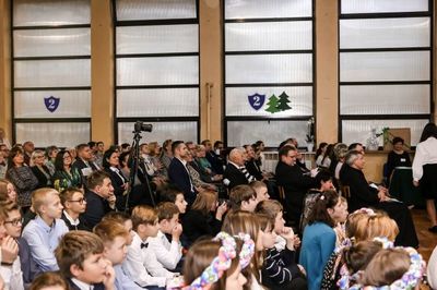 Widownia. Wśród gości uczniowie, mieszkańcy, absolwenci, byli i obecni pracownicy szkoły, księża oraz przedstawiciele z Urzędu Miasta Tuszyna.