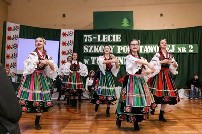 Na scenie, w strojach ludowych, Zespół Pieśni i Tańca "Rzgowianie".