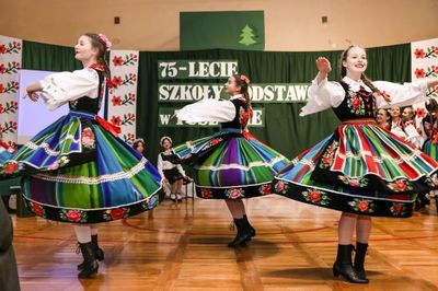 Na scenie, w strojach ludowych, Zespół Pieśni i Tańca "Rzgowianie".