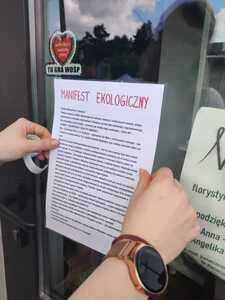Manifest ekologiczny zawieszany na drzwiach wejściowych do lokalnej kwiaciarni.