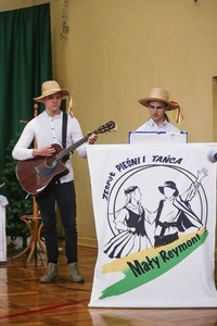 Dwaj członkowie Zespołu Pieśni i Tańca Mały Reymont. Jeden gra na gitarze, drugi na keyboardzie.