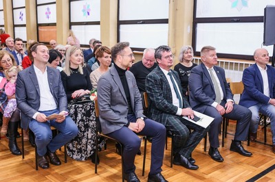 Sala gimnastyczna. Na krzesłach zaproszeni goście - przedstawiciele władz miasta, inwestorzy, wykonawcy.