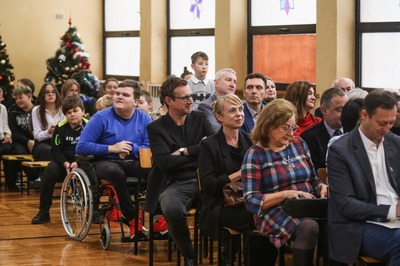 Sala gimnastyczna. Na krzesłach zaproszeni goście.