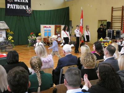 Sztandar i aktorzy – pierwszoklasiści wędrujący przez scenę